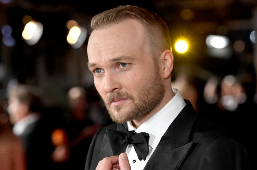 Arjen Lubach van Zondag met Lubach in smoking