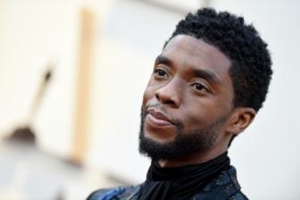 Eerbetonen aan Chadwick Boseman blíjven komen