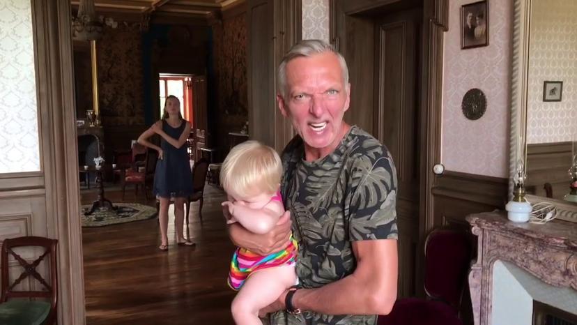 Martien Meiland van Chateau Meiland met baby Claire in zijn armen