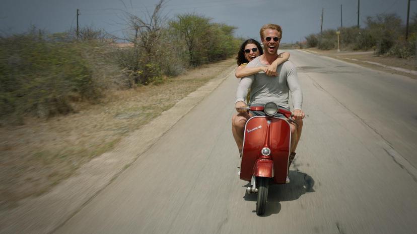 Thijs Romer en Yolanthe Cabau op scooter in F*ck de Liefde film
