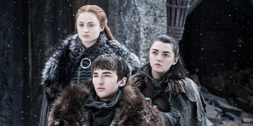Sansa Stark, Bran Stark en Arya Stark in de sneeuw tijdens het filmen van Game of Thrones