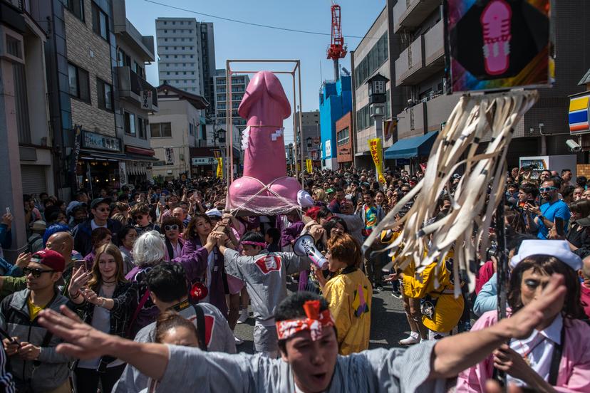 Optocht met groot roze penis sculptuur op Kanamara Matsuri festival