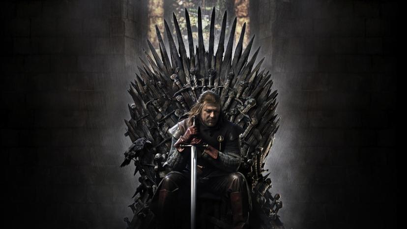 Game of Thrones acteur zit op de Iron Throne 