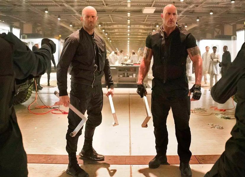 Jason Statham en Dwayne Johnson in de rol van Hobbs & Shaw met wapens in zwarte outfit
