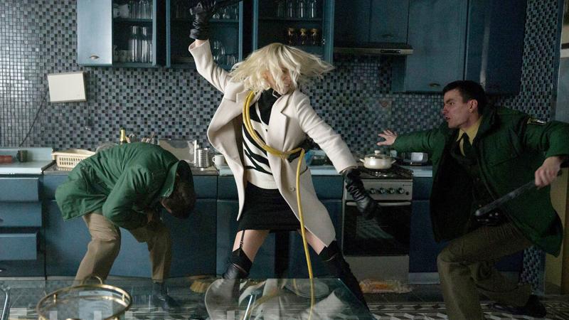 Charlize Theron brak twee tanden tijdens opnames Atomic Blonde