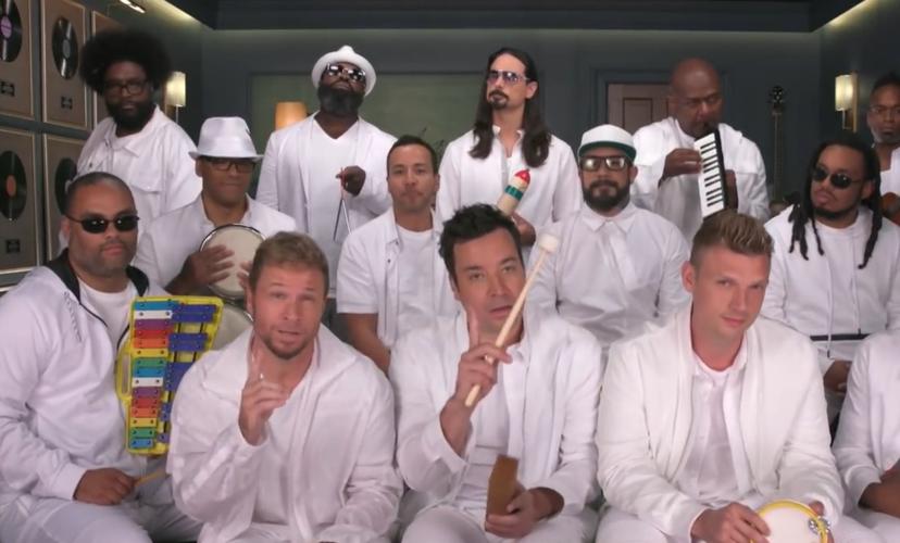 LOL! Backstreet Boys spelen op speelgoedinstrumenten bij Jimmy Fallon
