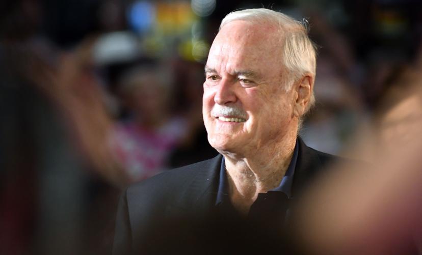 John Cleese is back: nieuwe comedyserie binnenkort op de BBC