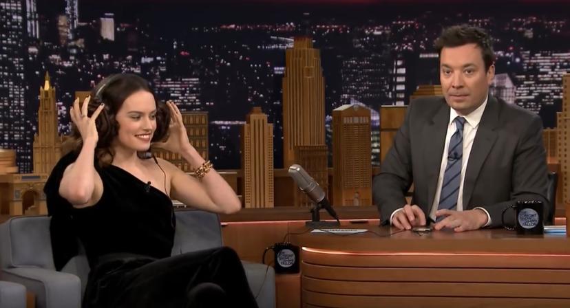 Daisy Ridley in hilarische ‘Star Wars Whisper Challenge’ bij Jimmy Fallon