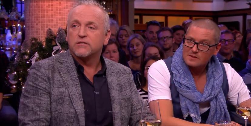 Gordon en Rogier zitten aan een tafel bij RTL Late Night