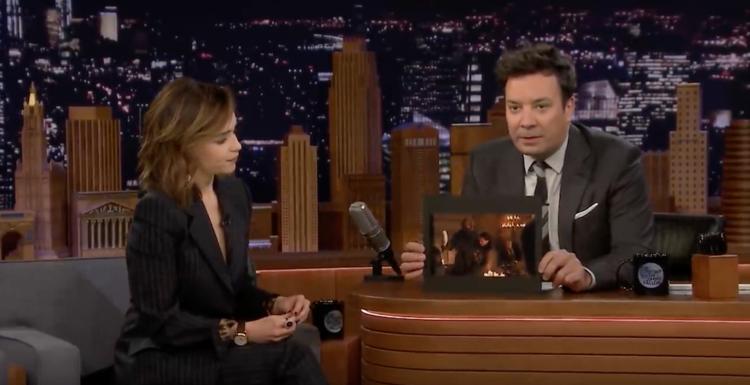 Jimmy Fallon en Emilia Clarke lossen het mysterie op van de Starbucks-beker in Game Of Thrones