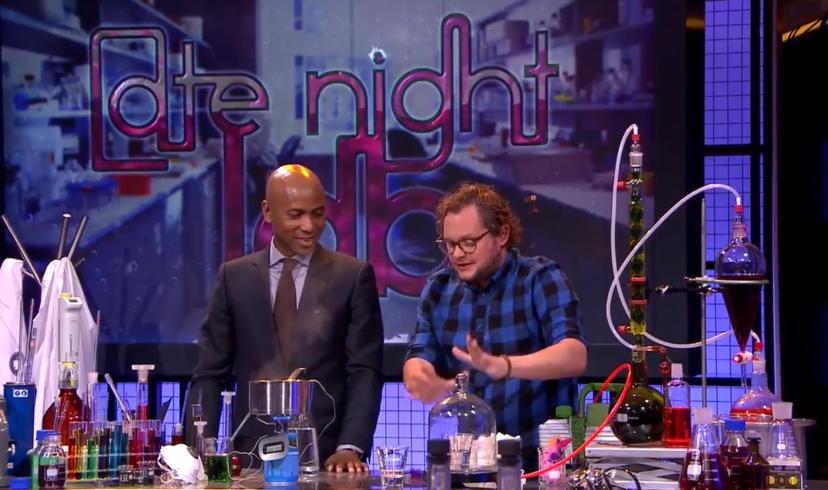 Gemist: Diederik Jekel experimenteert met de zwaartekracht in RTL Late Night