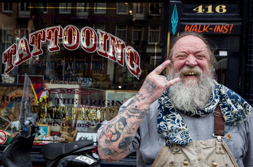 LOL: tattoo-baas Henk Schiffmacher wint de Postcodeloterij!