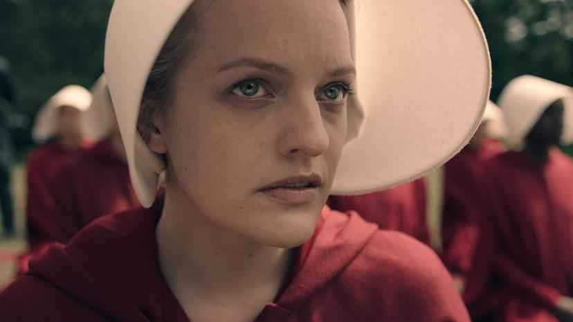 Elisabeth Moss als June/Offred in The Handmaid's Tale