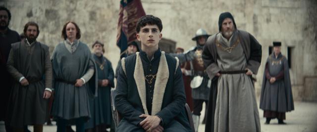 Timothée Chalamet als de Engelse koning Henry V, in The King.