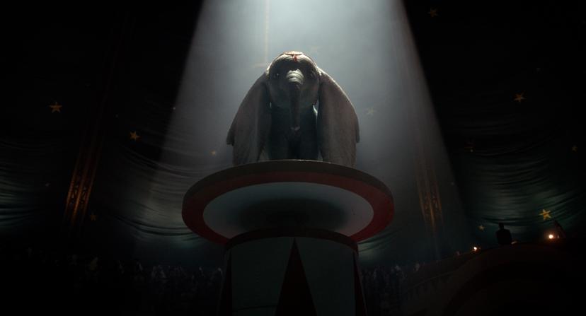Dumbo suist over je beeldbuis, in de nieuwste trailer!
