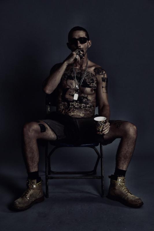Shia LaBeouf van top tot teen onder de tattoo's
