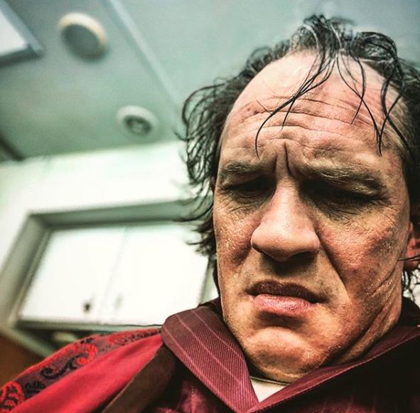 Tom Hardy onherkenbaar als Al Capone in nieuwe foto’s Fonzo