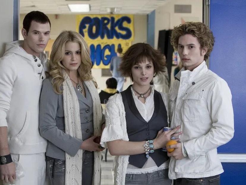 Ashley Greene naast Nikki Reed, Jackson Rathbone en Kellan Lutz