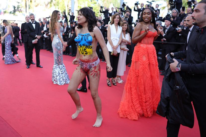 Vrouw protesteert op filmfestival in Canes
