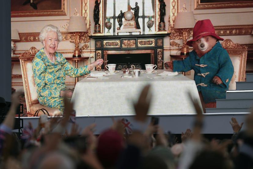 Queen Elizabeth en beertje Paddington
