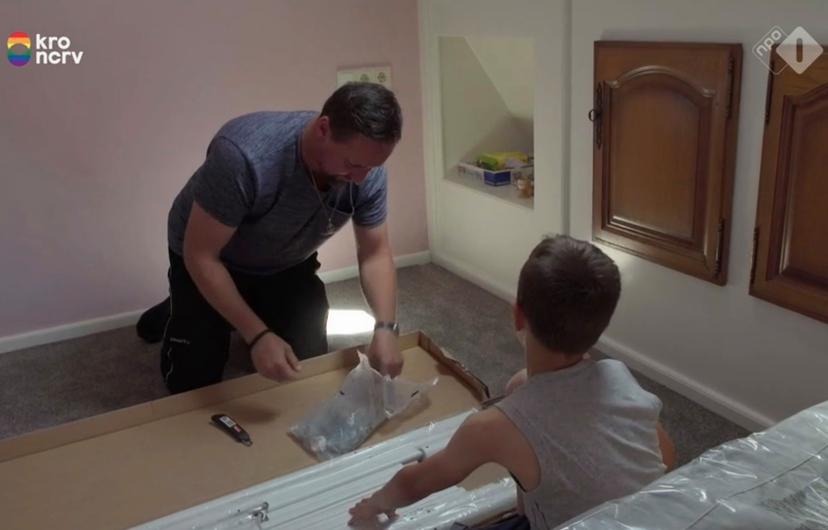 Johan Jelies worstelt met een Ikea-bed in Een Huis Vol