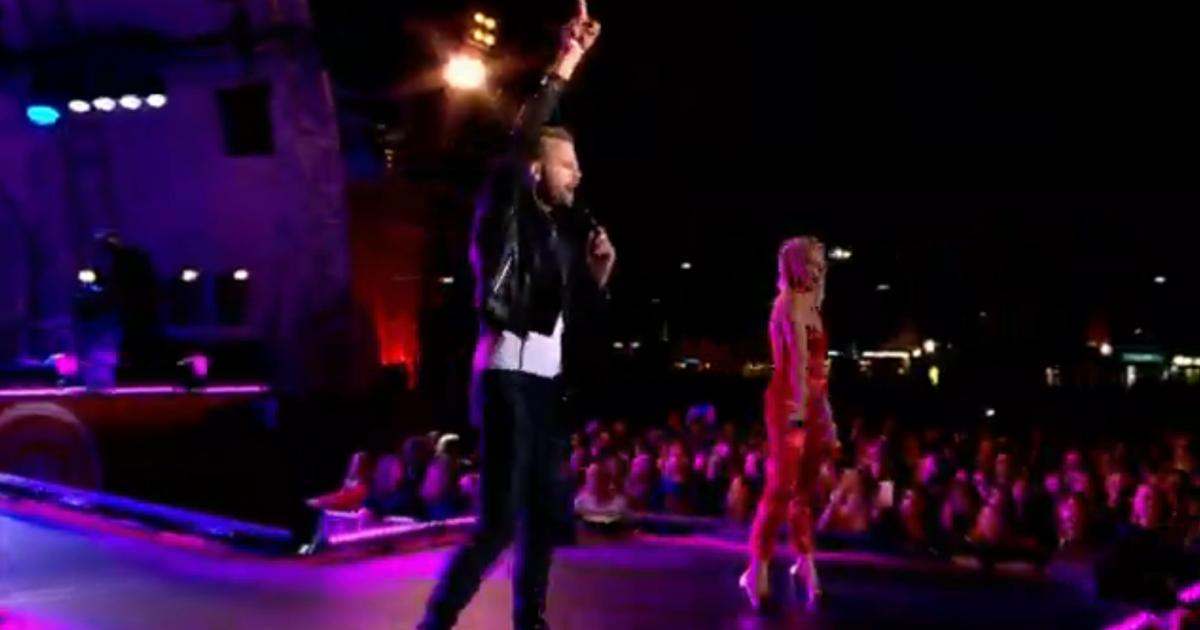 Kijkers genieten van Jim Bakkum en Bettina Holwerda in Grease tijdens Musical Awards The Kick