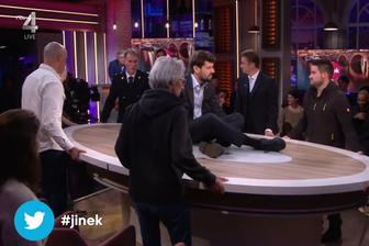 Activist Jelle de Graaf wordt verwijderd uit de Jinek-studio