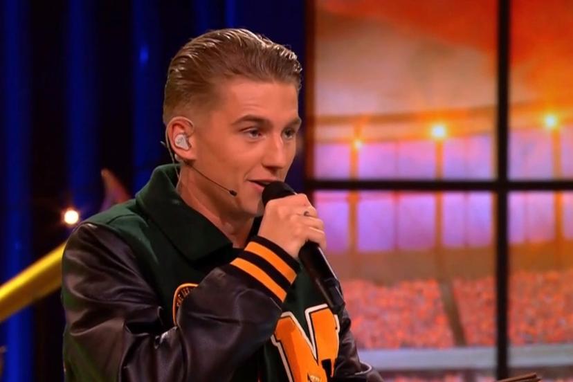 Mart Hoogkamer zingt het nieuwe WK-lied