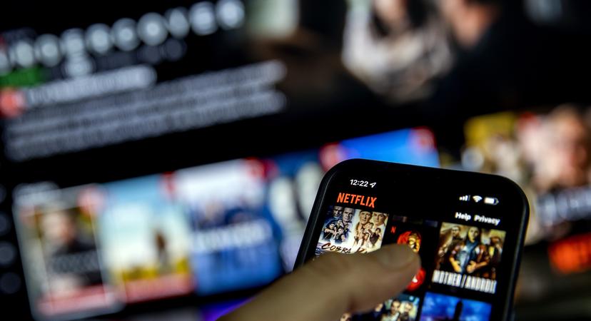 Een applicatie van streamingsdienst Netflix op een telefoon