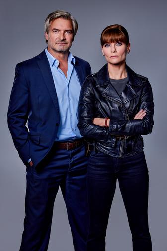 Floris Wolfs (Victor Reinier) en Eva van Dongen (Angela Schijf)