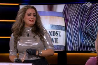 Anneke masseert een haring in Op1