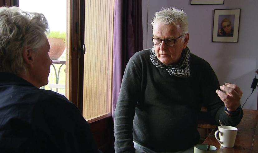 Hans knoopt een gesprek met Petri aan.