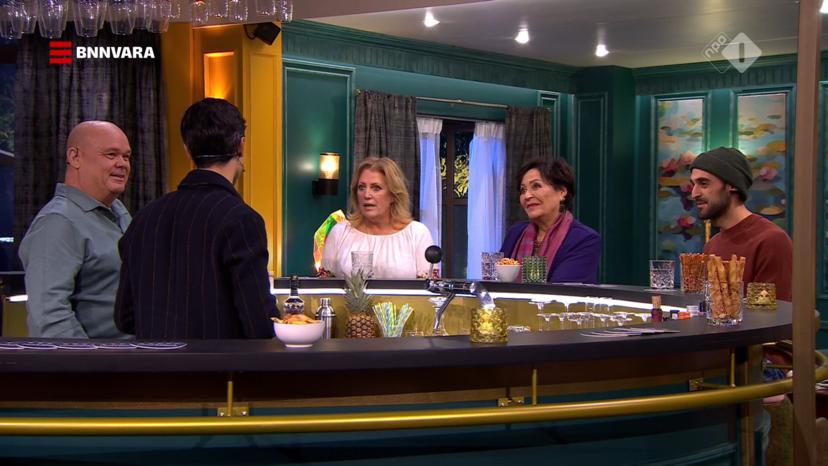 Claudia uit B&B Vol Liefde in Hotel Hollandia met Paul de Leeuw