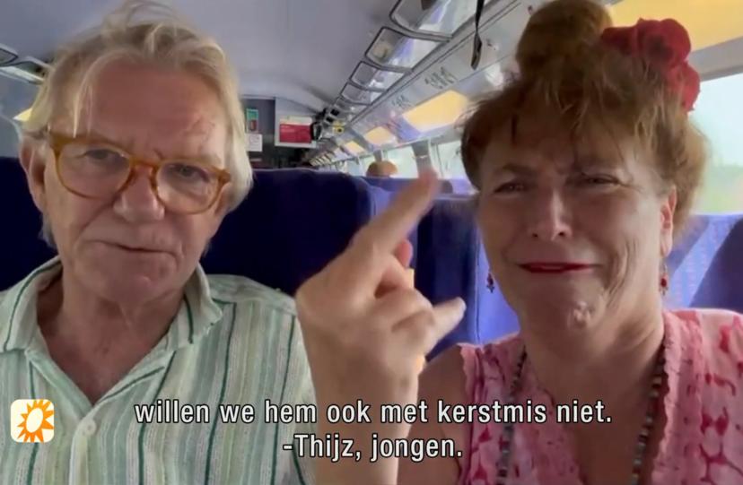 Debbie geeft een middelvinger aan Thijz