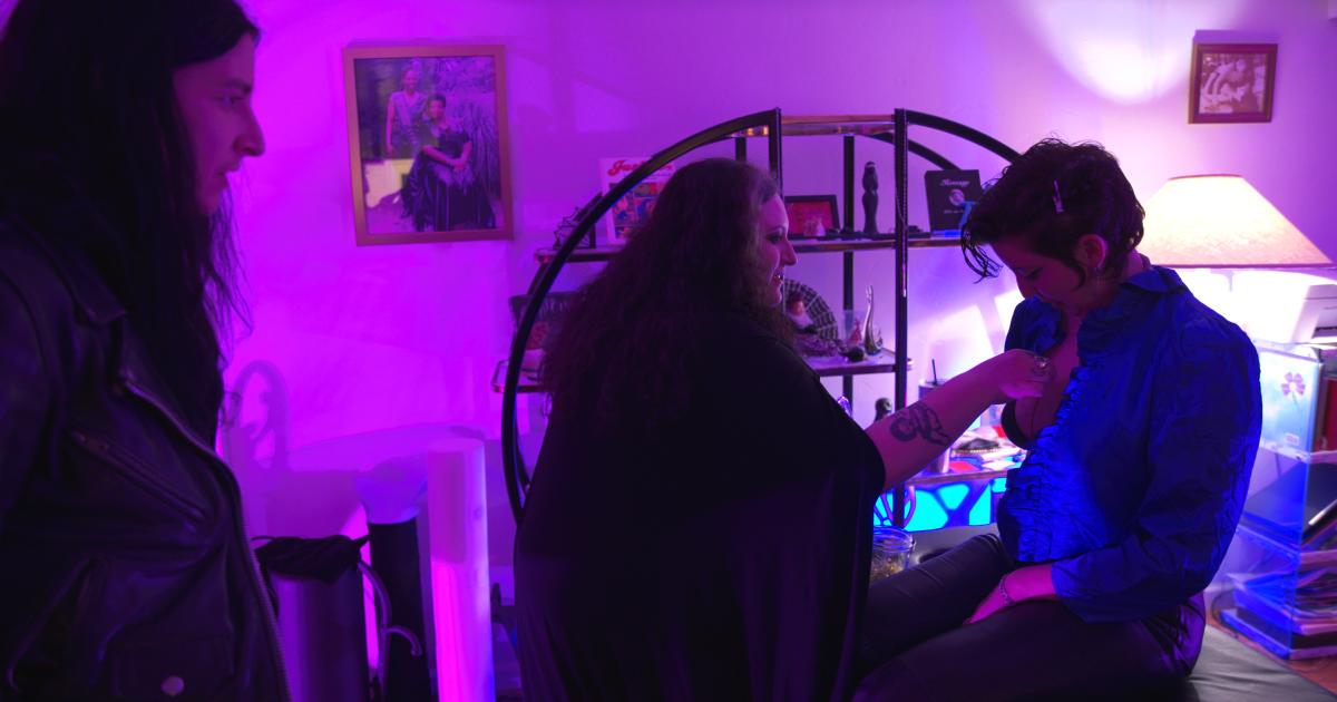 Of Nachtdieren USA in scène is gezet of niet, doet er niet toe: het is Raven van Dorst die blijft ve