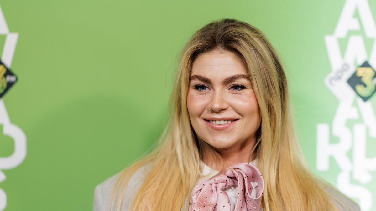 Roxeanne Hazes presenteert SBS6-programma over volksmuziek, maar werd er zelf 'doodongelukkig' van: 'Kerels die om mijn tieten riepen'