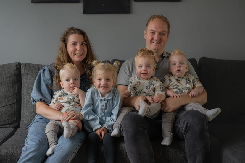 Meer dan verwacht - REALITY - (Nederland - 2025) - S02 - Caption: Mieke en Kevin met hun kinderen