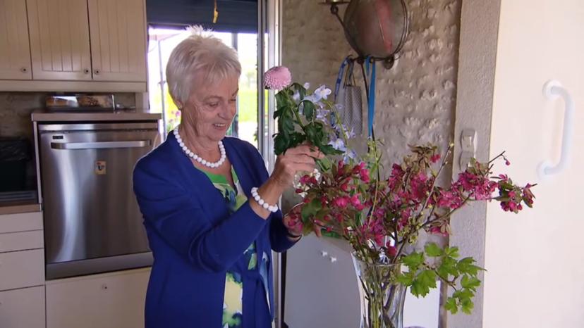 B&B Vol Liefde Magda schikt bloemen