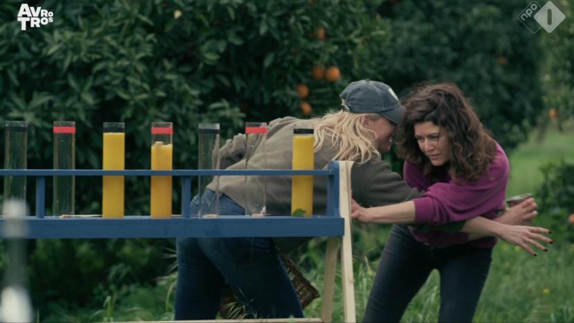 Merel Westrik Loes Haverkort worstelen in Wie is de Mol