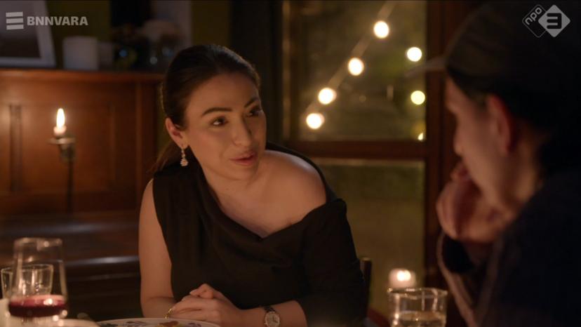 Lale Gül met Raven in Boerderij van Dorst