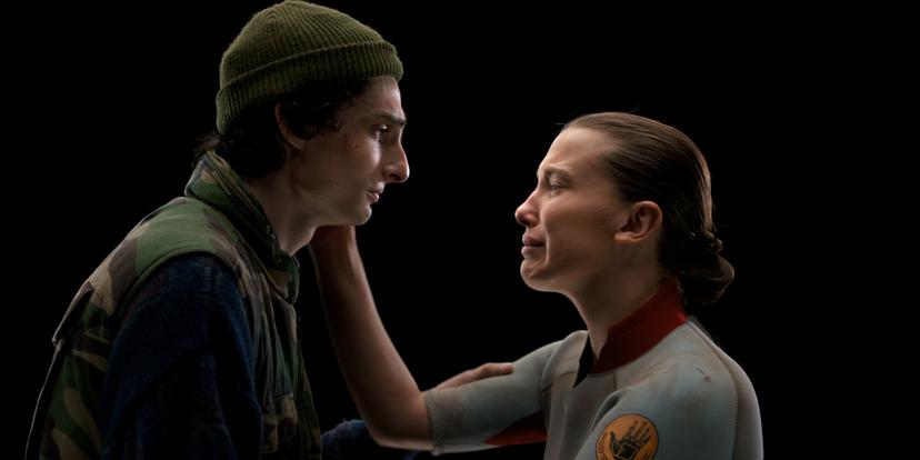  Finn Wolfhard als Mike Wheeler en Millie Bobby Brown als Eleven in Stranger Things: Season 5. 