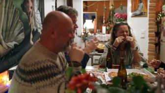 Claudia lacht om Raoul met Ben in Winter Vol Liefde