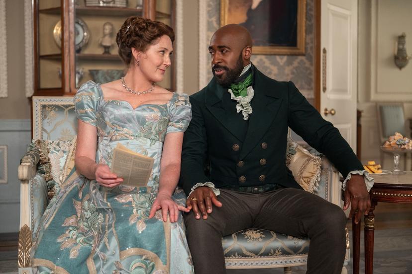 Bridgerton. (L to R) Ruth Gemmell als Lady Violet Bridgerton, Daniel Francis als Lord Anderson 