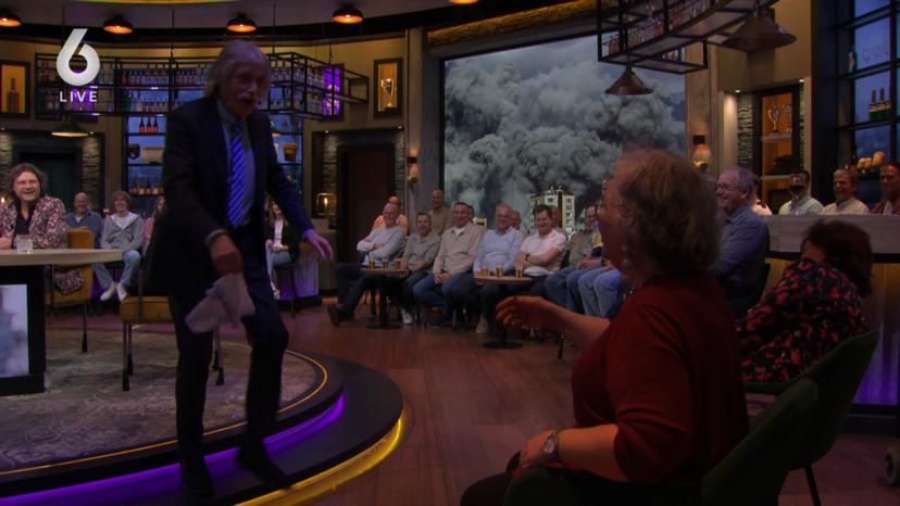 Johan Derksen staat op bij Vandaag Inside