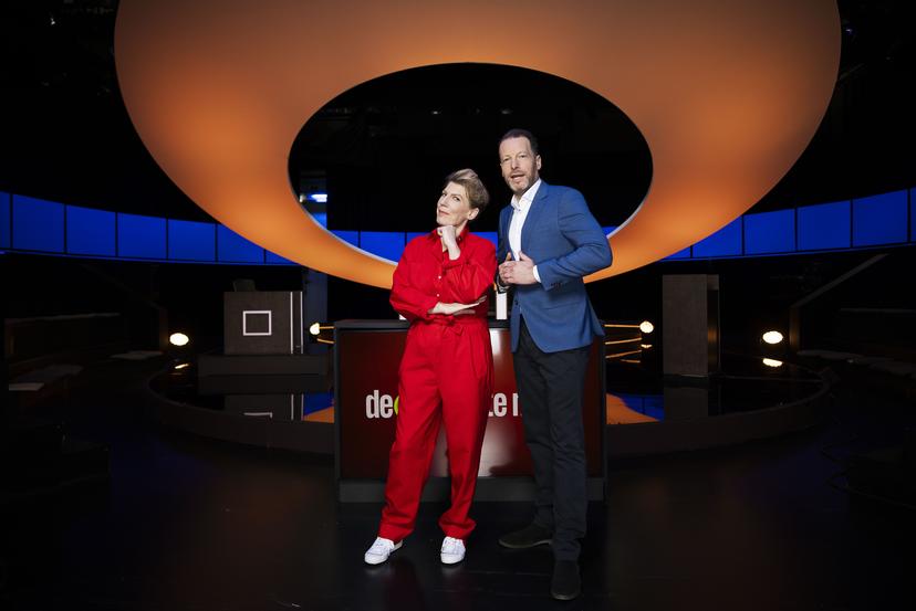 HILVERSUM - Herman van der Zandt en Paulien Cornelisse in de studio van tv-quiz De slimste mens. ANP FREEK VAN DEN BERGH