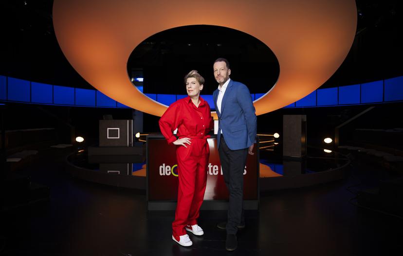 HILVERSUM - Herman van der Zandt en Paulien Cornelisse in de studio van tv-quiz De slimste mens. ANP FREEK VAN DEN BERGH