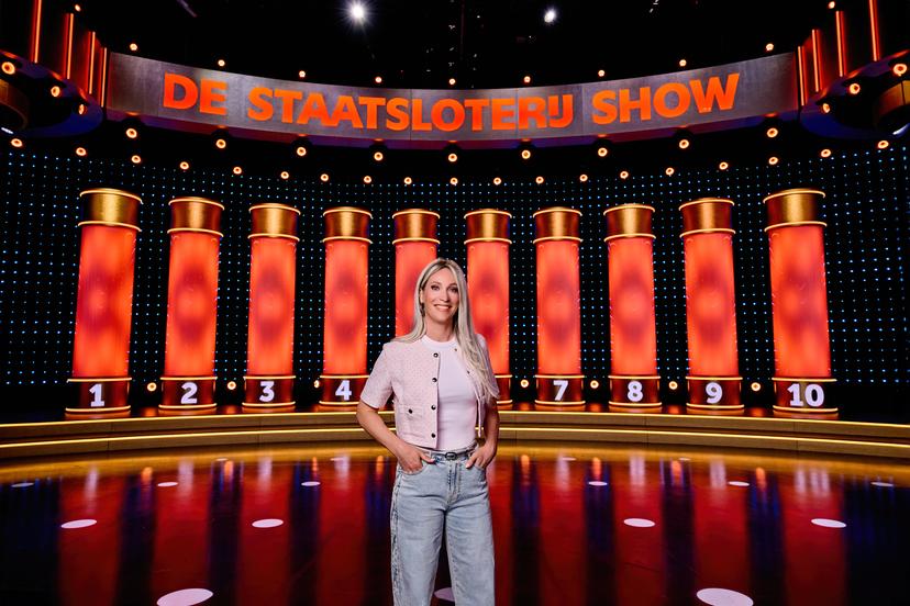 Hélène Hendriks in decor van De Staatsloterij Show 
