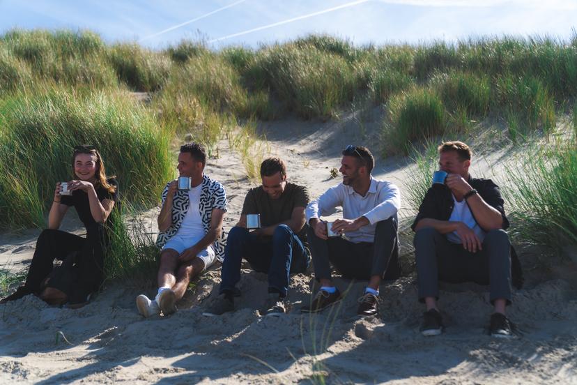 Daten in het dorp op Texel - REALITY - (Nederland - 2026) - S01 - Caption: Emma Wortelboer en de mannen
