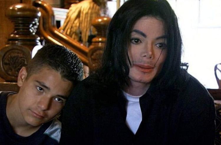 Gavin Arvizo en Michael Jackson in Netflixdocu Michael Jackson: The Verdict