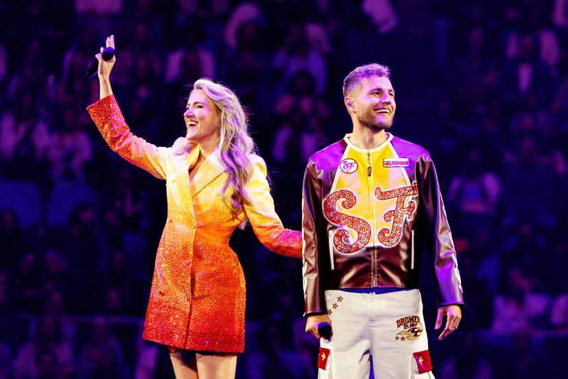 Suzan en Freek tijdens de eerste show van hun reeks stadionconcerten in GelreDome.